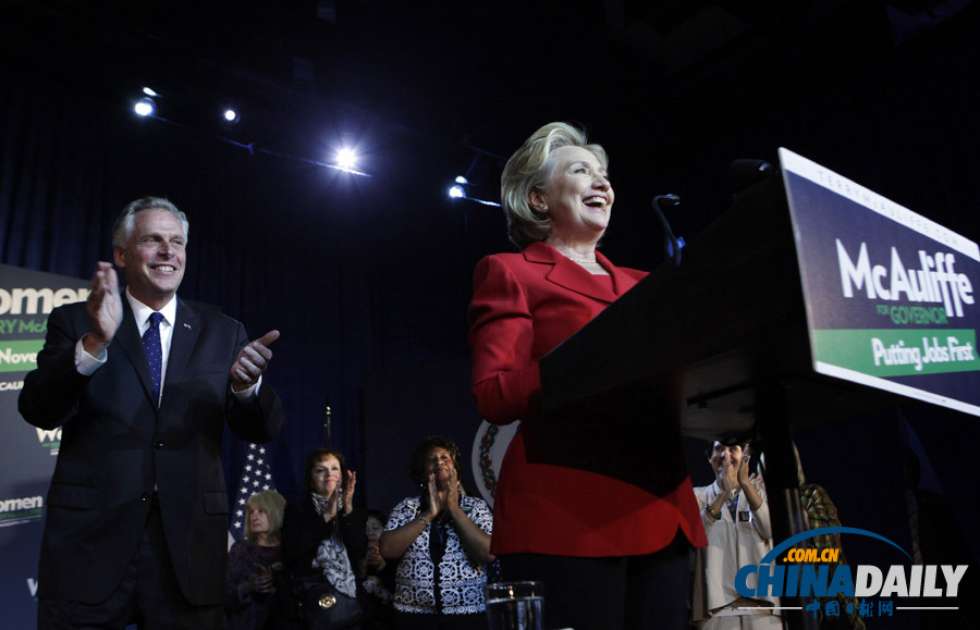 美國(guó)弗吉尼亞州長(zhǎng)選舉 希拉里熱情擁抱民主黨提名者（高清組圖）