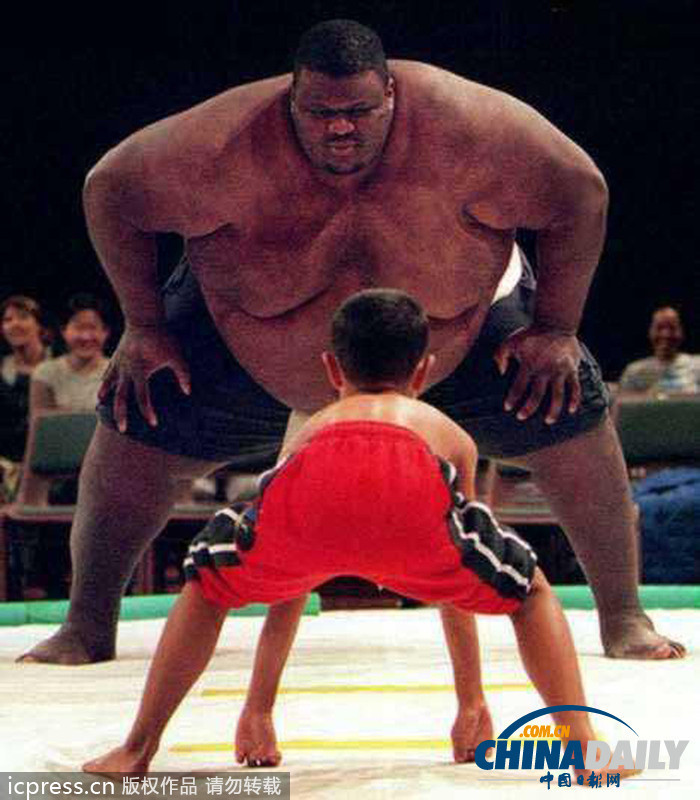 世界最胖運(yùn)動(dòng)員體重326公斤 憑臃腫身材稱霸相撲界