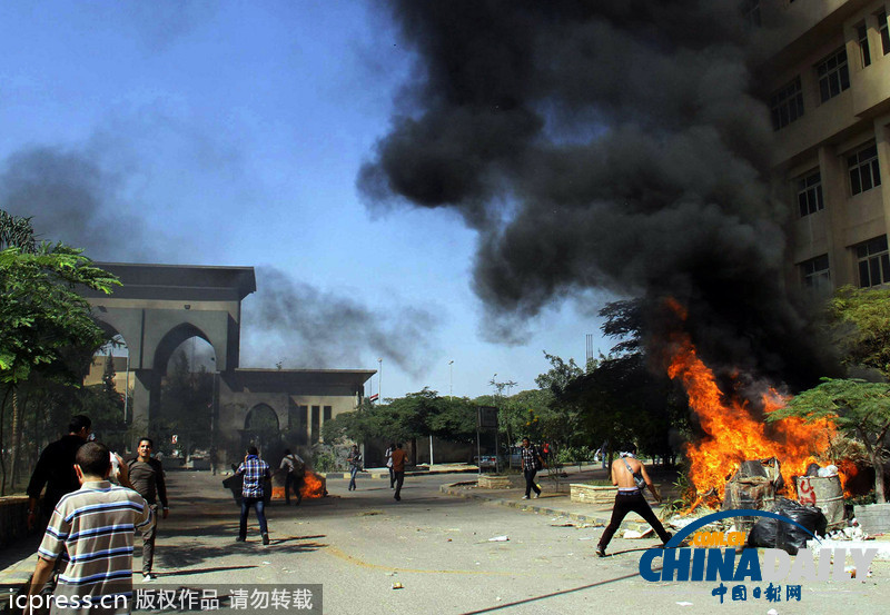 埃及學(xué)生爆發(fā)反軍方統(tǒng)治示威 與防暴警察沖突