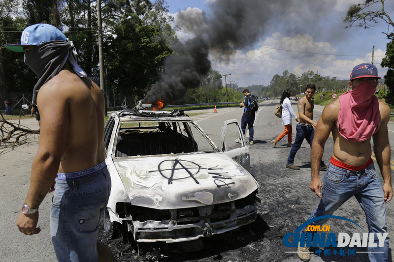 巴西民眾釋放被用于實驗狗狗 與防暴警察發生強烈沖突