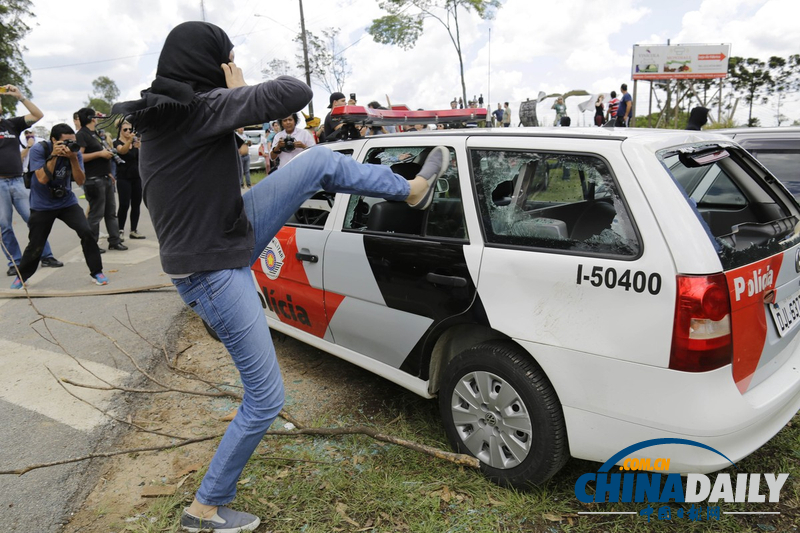 巴西民眾釋放被用于實(shí)驗(yàn)狗狗 與防暴警察發(fā)生強(qiáng)烈沖突