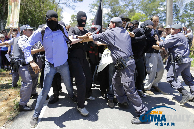 巴西民眾釋放被用于實驗狗狗 與防暴警察發生強烈沖突