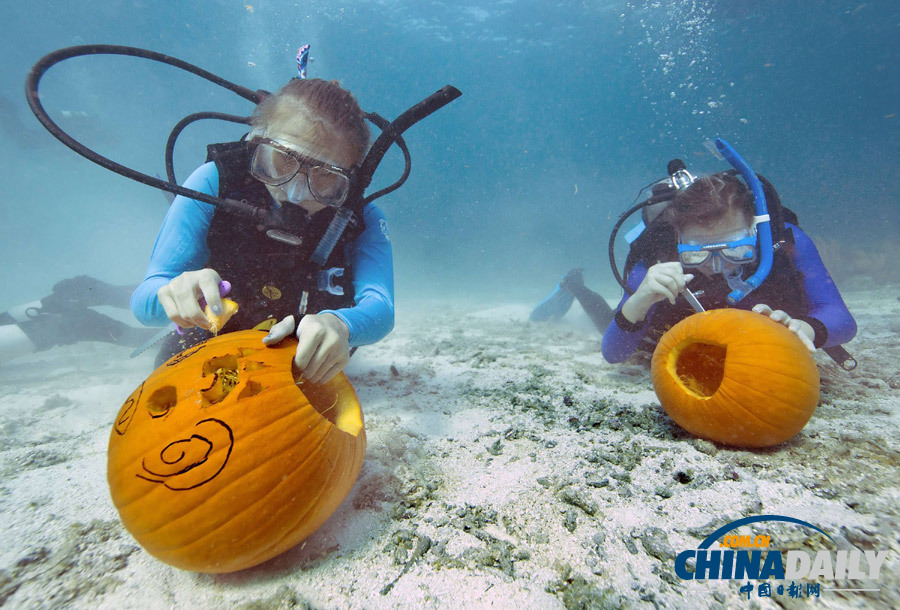 美國舉行水下南瓜燈雕刻大賽 潛水與藝術兩不誤（高清組圖）