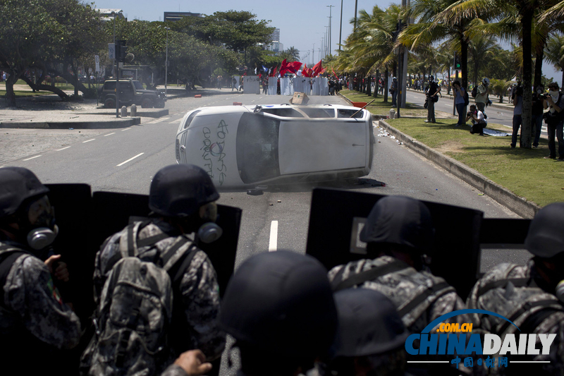 巴西民眾抗議政府拍賣油田 與軍警發生激烈沖突