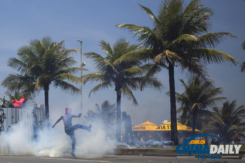 巴西民眾抗議政府拍賣油田 與軍警發生激烈沖突