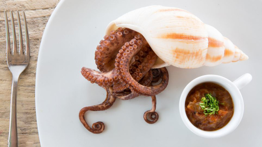 東非男子海灘巖石上建餐廳 四面環海享美味