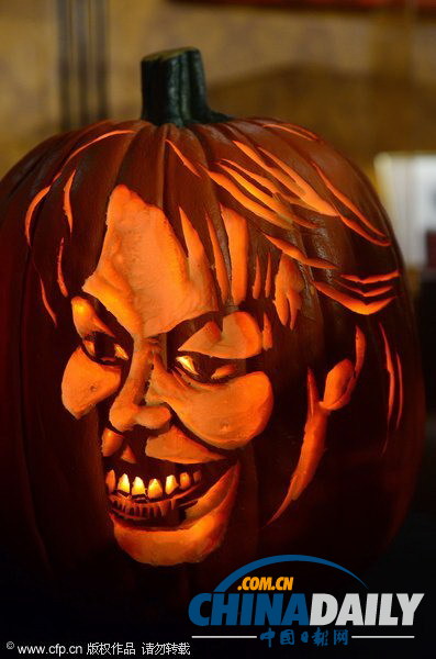 美藝術(shù)家雕刻南瓜“魔鬼”畫像 第一夫人現(xiàn)“猙獰面目”