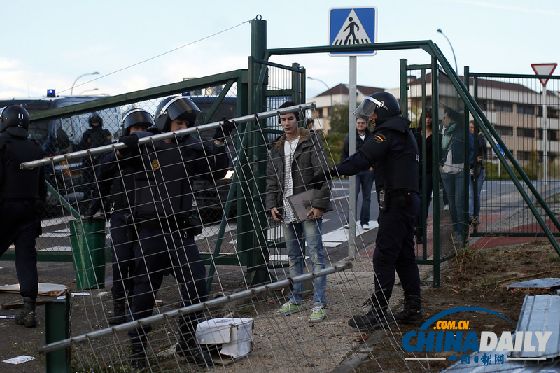 西班牙學生抗議學費上漲 與警察發(fā)生激烈沖突