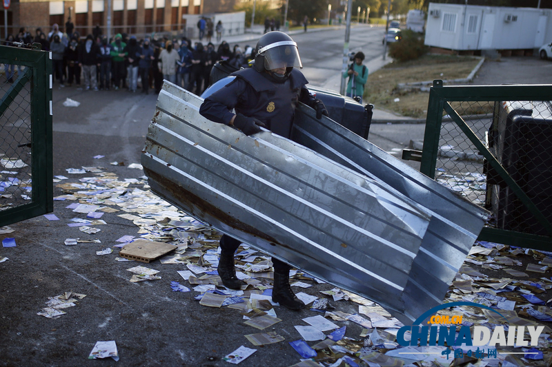西班牙學生抗議學費上漲 與警察發生激烈沖突