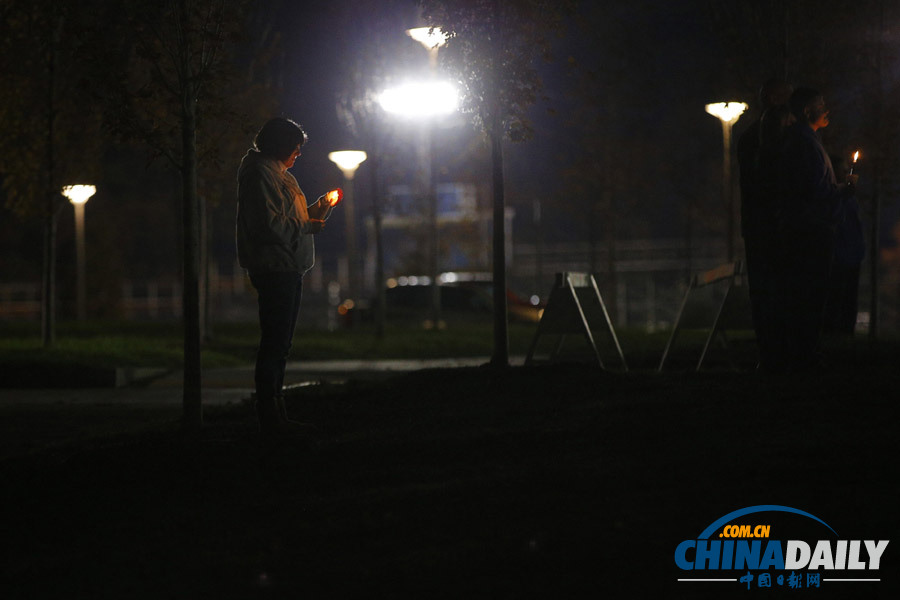 數(shù)百美國人悼念內(nèi)華達中學槍擊案死難者（高清組圖）