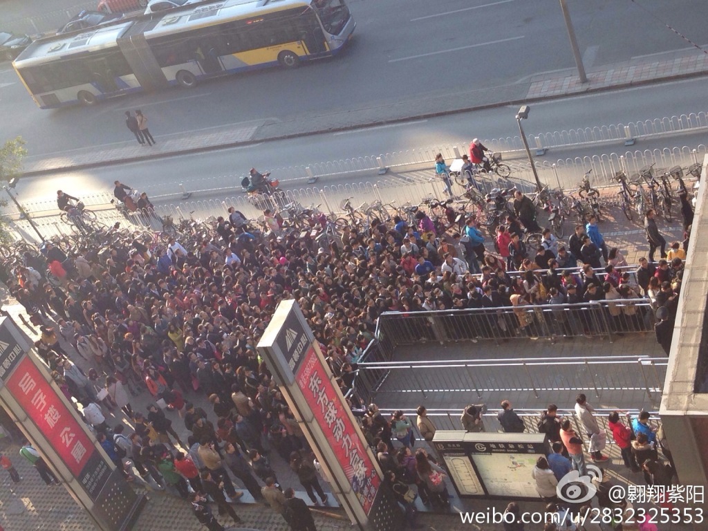 北京地鐵十號線連發故障 站點限流乘客滯留站外