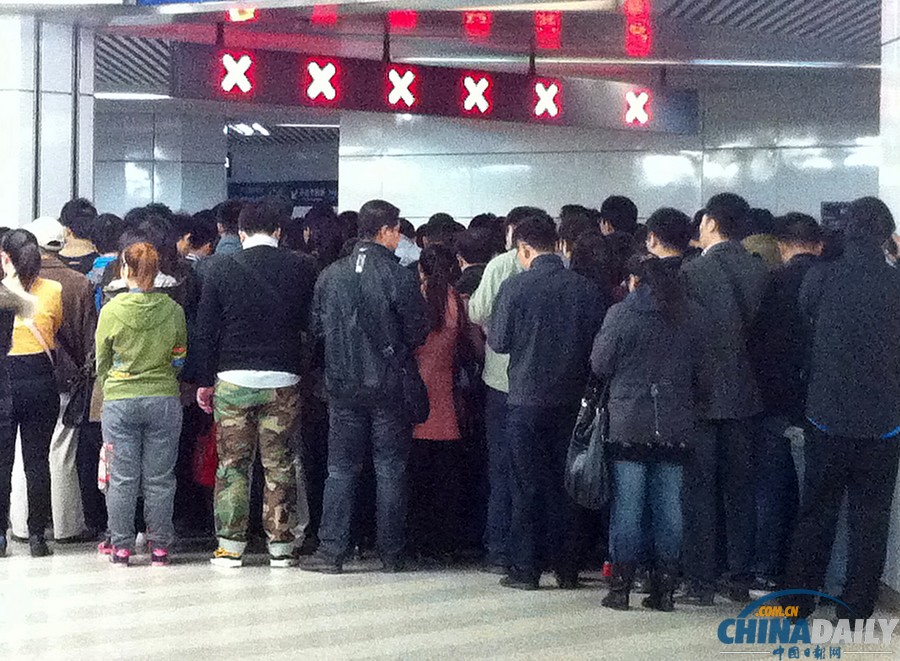 北京地鐵十號線連發(fā)故障 站點(diǎn)限流乘客滯留站外