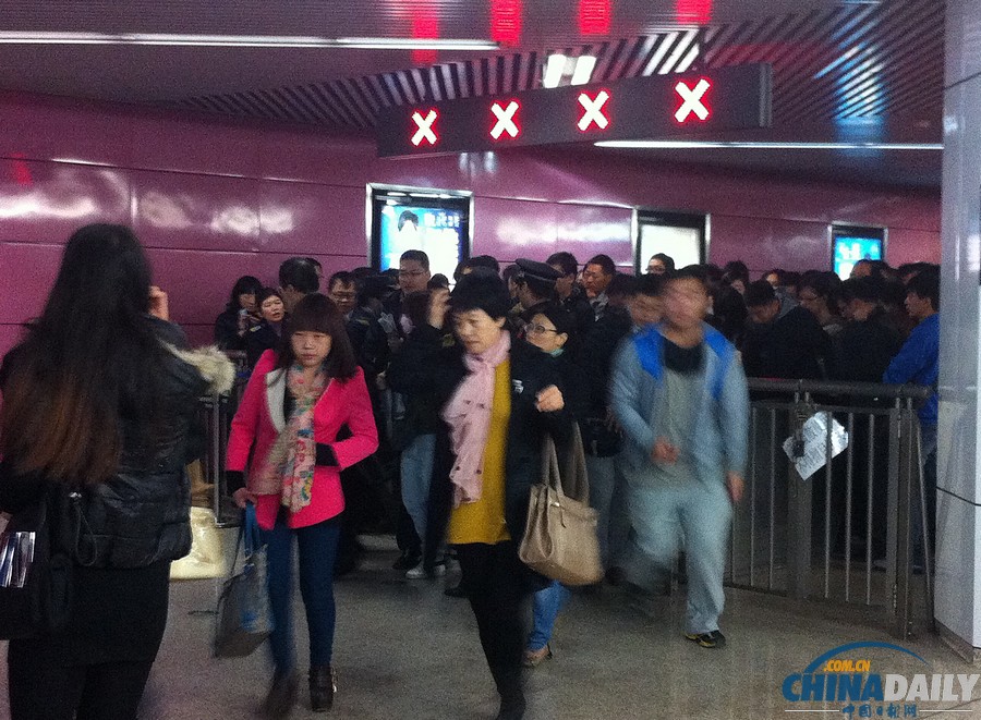 北京地鐵十號線連發(fā)故障 站點限流乘客滯留站外
