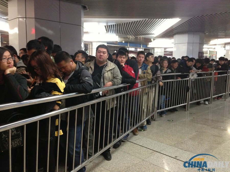 北京地鐵十號線連發故障 站點限流乘客滯留站外