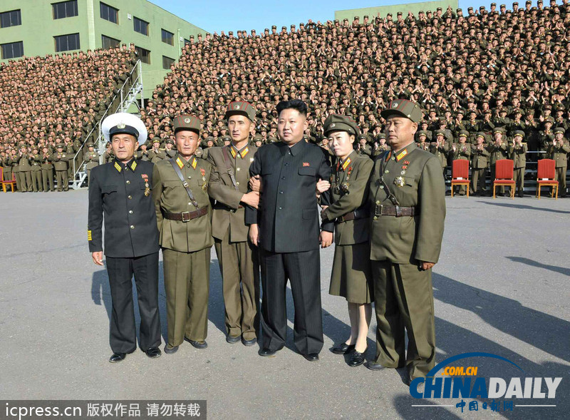 金正恩嘉獎連長政治指導員 與士兵親密合影（圖文）