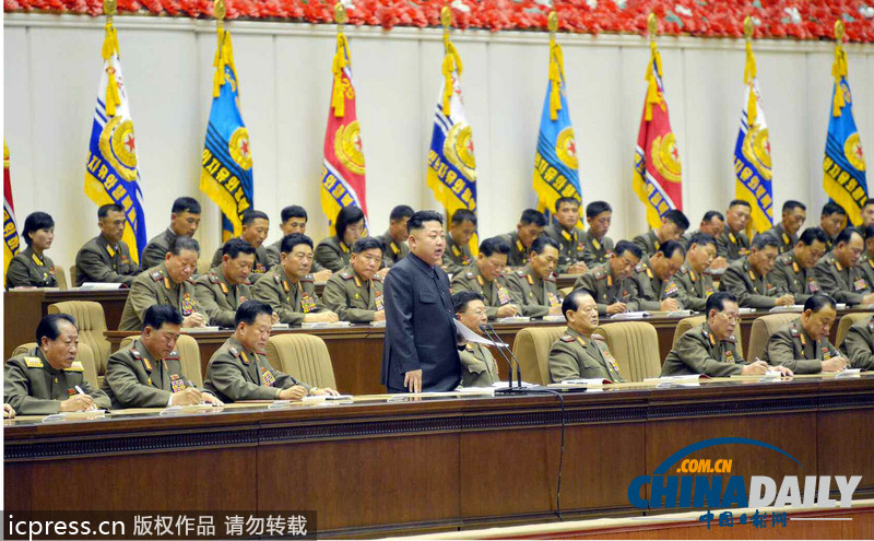 金正恩嘉獎連長政治指導員 與士兵親密合影（圖文）