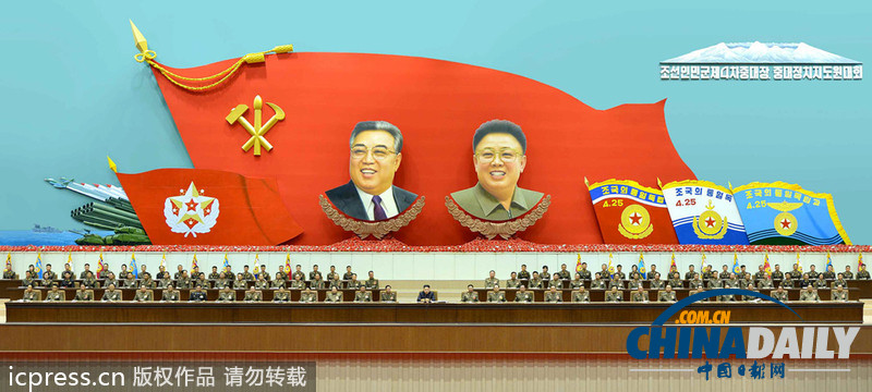 金正恩嘉獎連長政治指導員 與士兵親密合影（圖文）