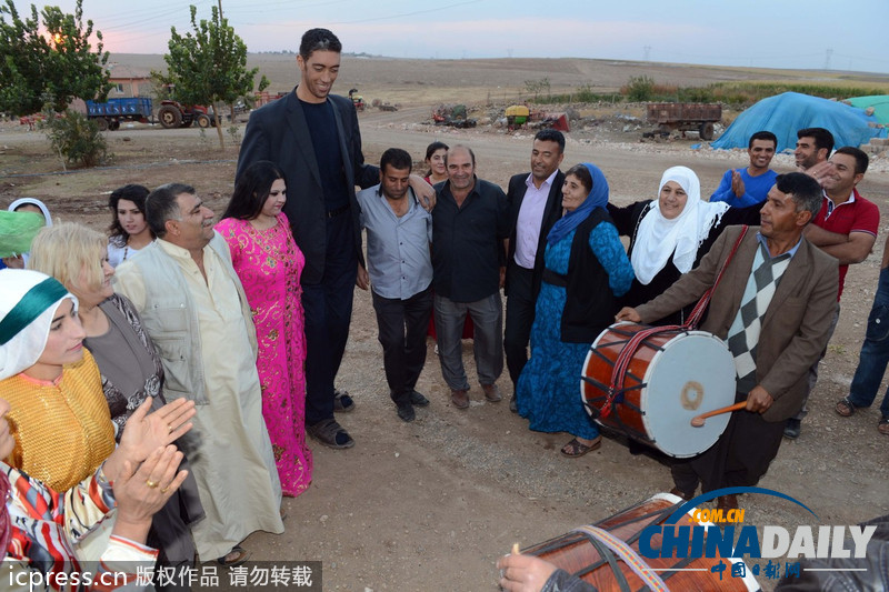 世界最高男子將結婚 新娘仿佛小矮人（圖）