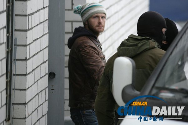 綠色和平示威者登埃菲爾鐵塔 懸半空抗議成員被捕