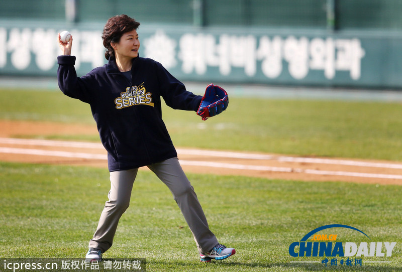 樸槿惠穿日本球鞋為韓國賽事開球 遭網民指責（圖）