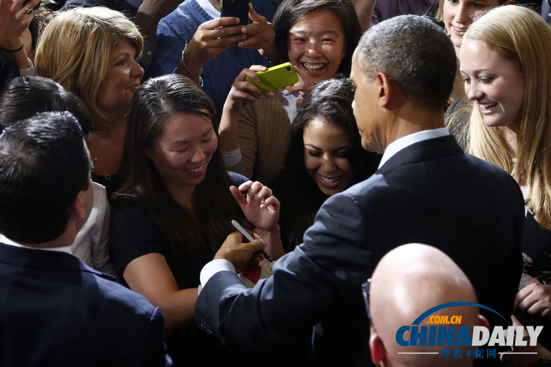 奧巴馬就醫改法案發表講話 在女粉絲手臂簽名（圖）