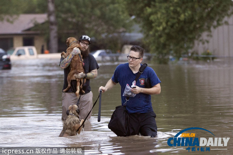 美得州暴雨引發洪水 居民躲在屋頂等候救援