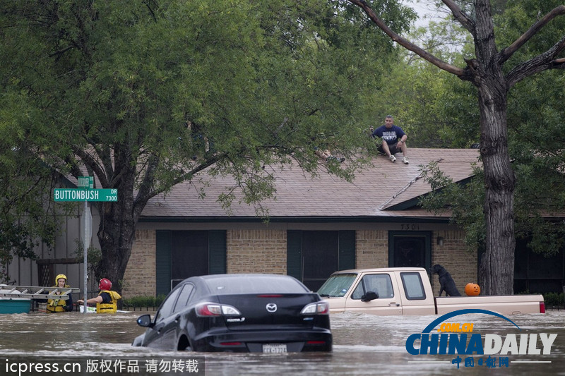 美得州暴雨引發洪水 居民躲在屋頂等候救援