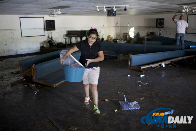 美得州暴雨引發洪水 居民躲在屋頂等候救援