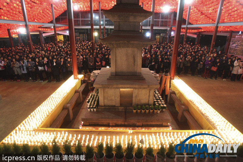 瘋狂高考：考試在即 韓國學(xué)生家長跪拜祈福（圖）