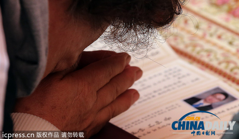 瘋狂高考：考試在即 韓國學生家長跪拜祈福（圖）