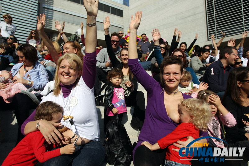 希臘慶祝母乳喂養周 約550母親在39個城市當眾哺乳