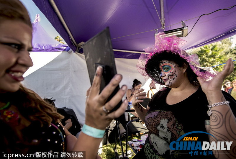 美國好萊塢墓園舉行亡靈節(jié)慶?；顒?dòng)