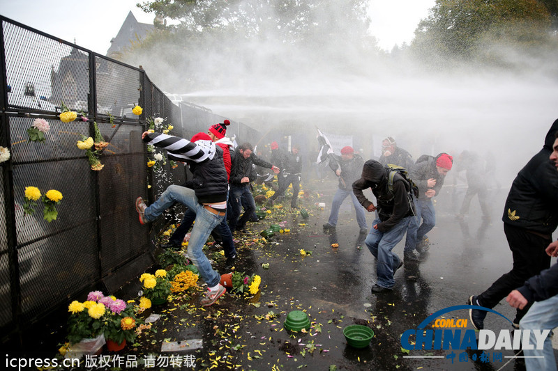 法國(guó)民眾游行抗議失業(yè)和污染稅 與警察發(fā)生沖突