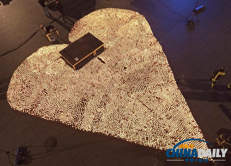 德民眾用12000余蠟燭組成心形 欲破世界紀錄