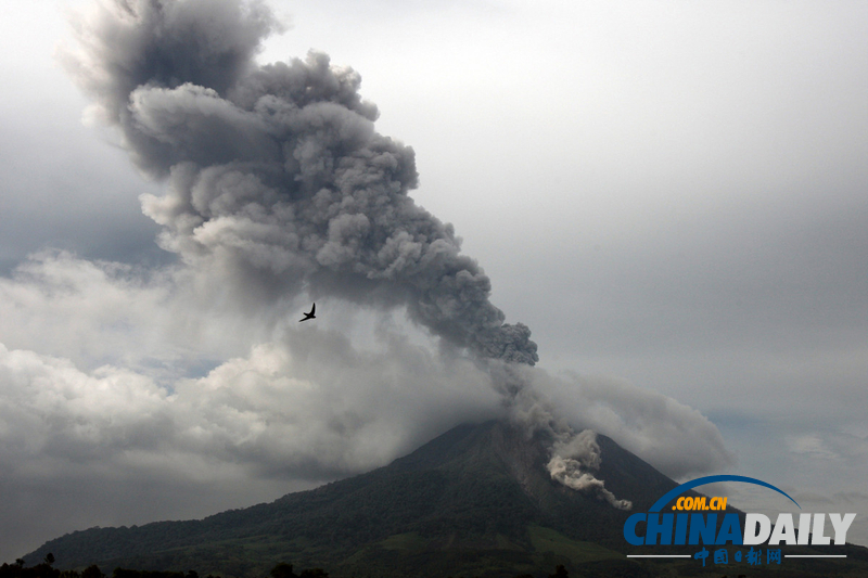 印尼錫納朋火山再次噴發(fā) 附近居民緊急撤離