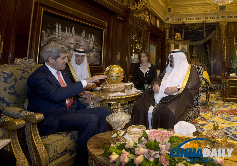 美國務(wù)卿克里訪問沙特 跟小寶寶“握腳”問好