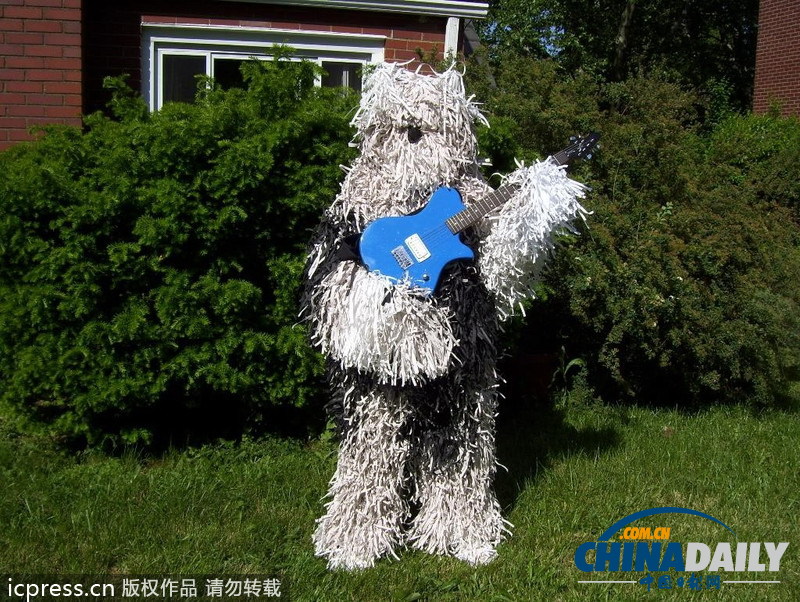 美國男子自認為狗 愛穿狗服上街閑逛