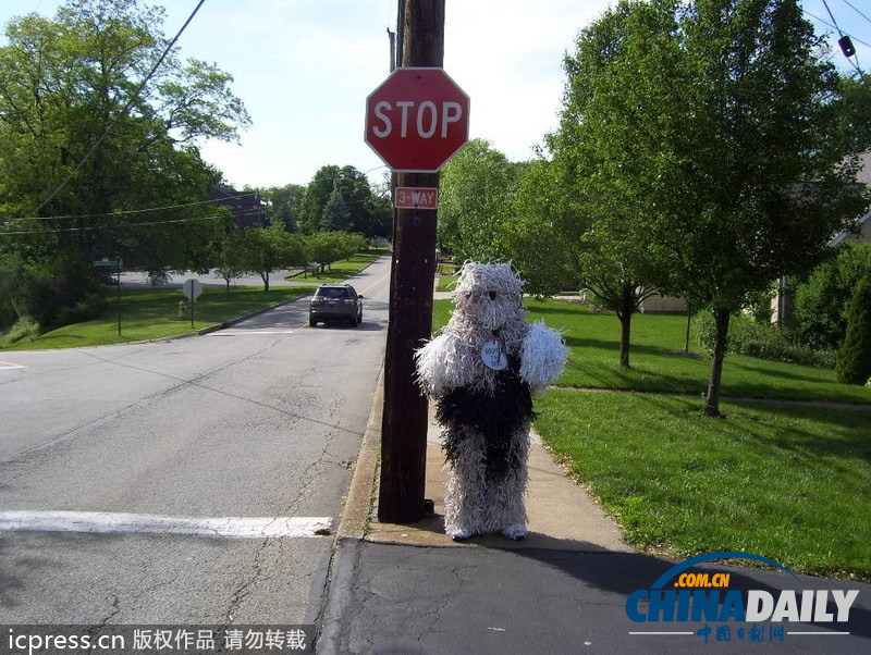美國男子自認為狗 愛穿狗服上街閑逛
