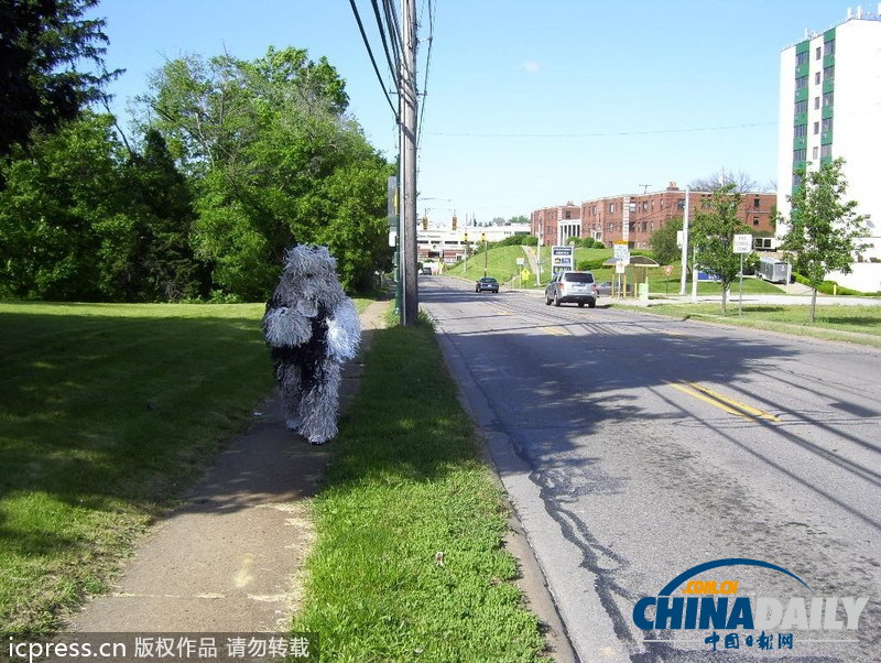 美國(guó)男子自認(rèn)為狗 愛(ài)穿狗服上街閑逛
