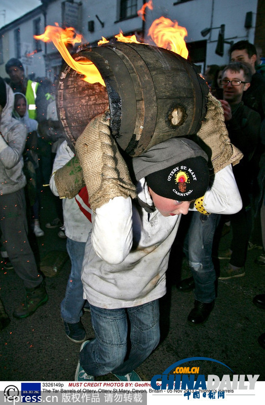 英國傳統扛焦油桶比賽 烈火熊熊看你能跑多遠？