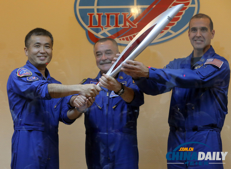 俄美日宇航員臨行合影 將首度傳遞奧運圣火至太空（高清組圖）