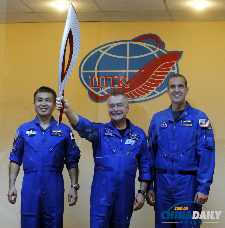 俄美日宇航員臨行合影 將首度傳遞奧運圣火至太空（高清組圖）