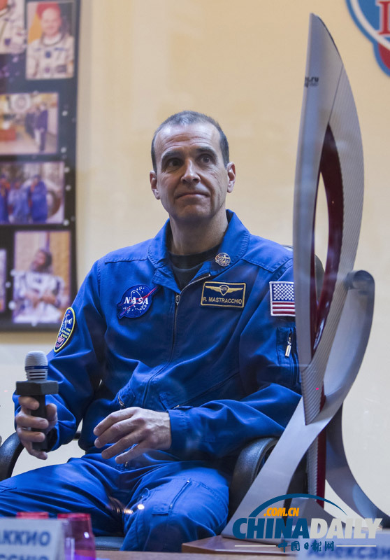 俄美日宇航員臨行合影 將首度傳遞奧運圣火至太空（高清組圖）