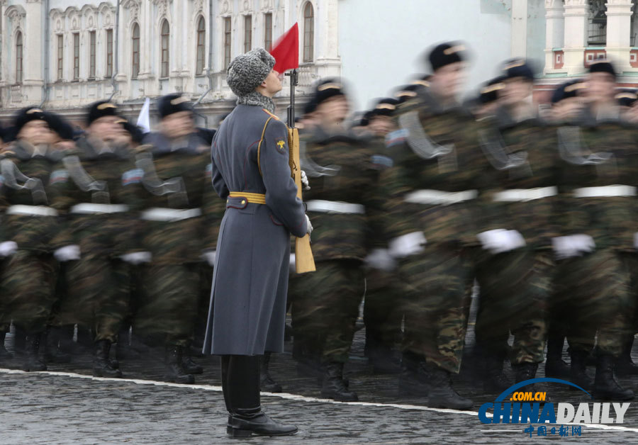 俄羅斯舉行隆重閱兵儀式 紀念1941年紅場閱兵72周年（高清組圖）