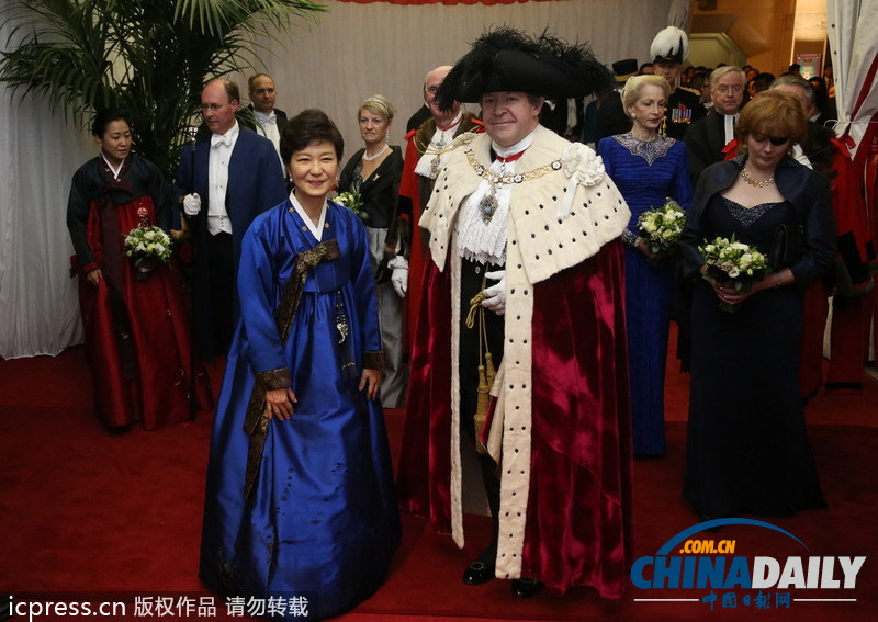 韓國總統(tǒng)樸槿惠訪問倫敦 身穿藍(lán)色韓服參加晚宴