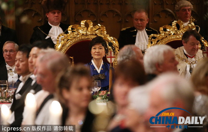 韓國(guó)總統(tǒng)樸槿惠訪問(wèn)倫敦 身穿藍(lán)色韓服參加晚宴