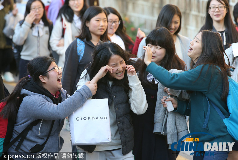韓國高考一日奮戰結束 考生如釋重負喜極而泣
