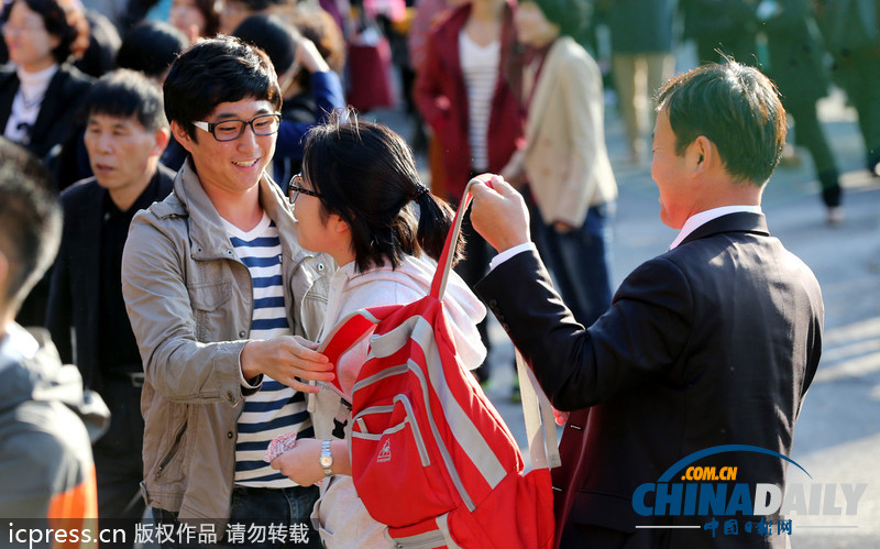 韓國高考一日奮戰結束 考生如釋重負喜極而泣