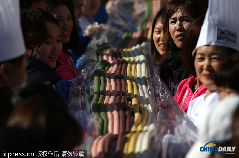 超長彩色年糕亮相韓國 “迎接”韓國“光棍節”（圖）