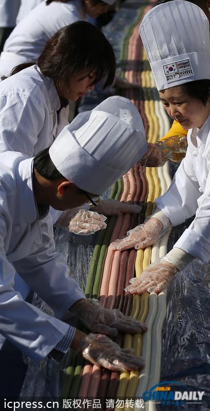 超長彩色年糕亮相韓國 “迎接”韓國“光棍節(jié)”（圖）